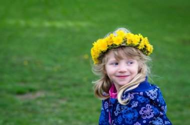 karahindiba zinciri ile çocuk