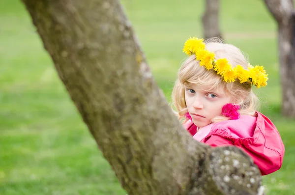 Girl with dandelion chain — Stock Photo, Image