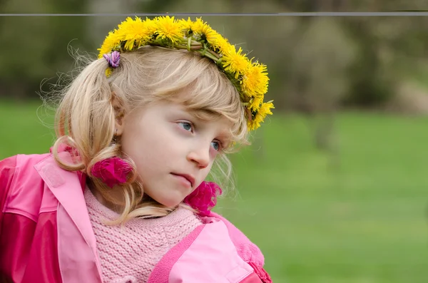 Girl with dandelion chain — Stock Photo, Image