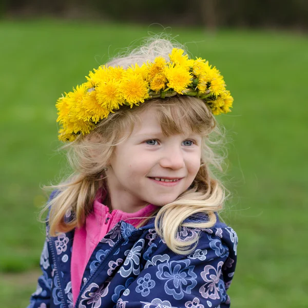 Portret van meisje met paardebloemen in hoofd — Stockfoto