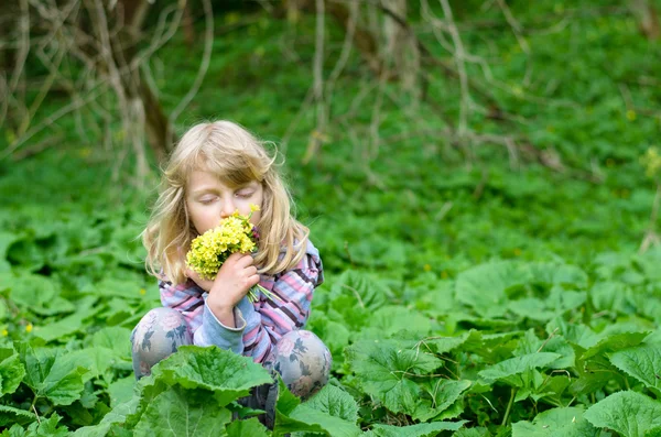 Mädchen mit Kuhglockenblume — Stockfoto