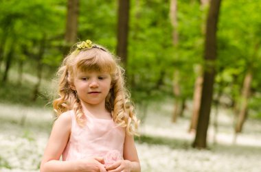 güzel sarışın kız ormanda