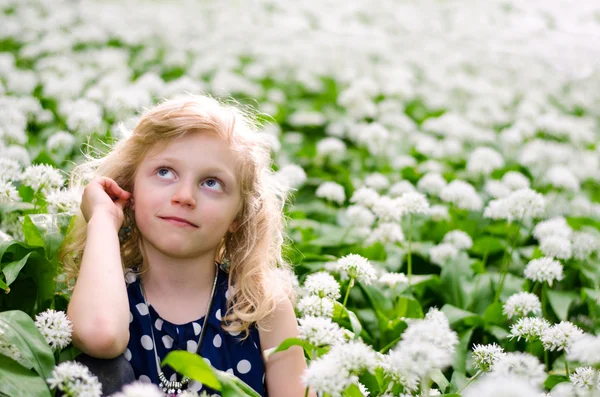 Retrato de menina em flores brancas — Fotografia de Stock