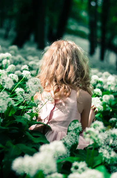 Mysteriöses Kind im Wald — Stockfoto