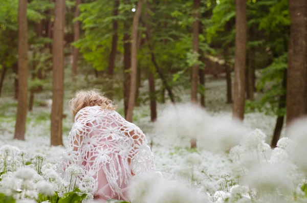 Fille mystique dans les bois — Photo