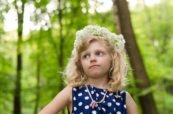 Prachtige blond meisje in bos — Stockfoto