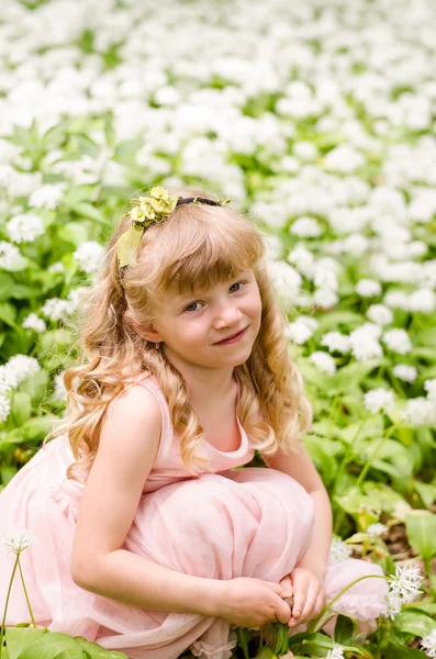 Menina bonita em flores brancas — Fotografia de Stock