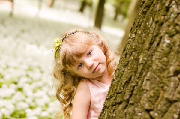 Hermosa chica en el bosque de primavera — Foto de Stock