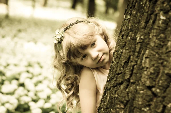 Hermosa chica en el bosque de primavera — Foto de Stock