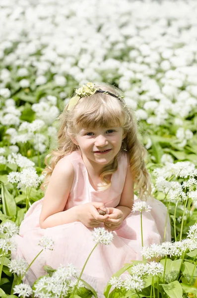 Bambino sorridente nel prato bianco — Foto Stock