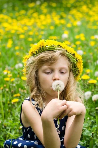 Girl with dandelion chain — Stock Photo, Image