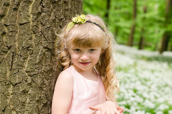 Menina loira na floresta de primavera — Fotografia de Stock