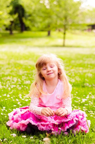 Blond girl in meadow — Stock Photo, Image