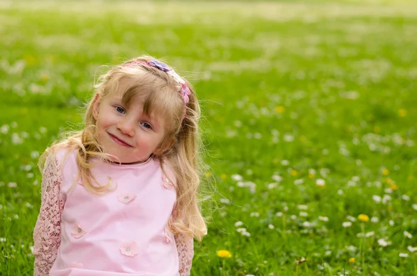 Blond tjej i äng — Stockfoto