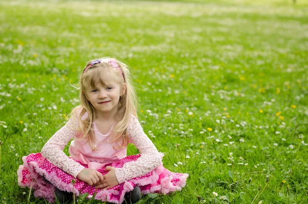 Blond tjej i äng — Stockfoto