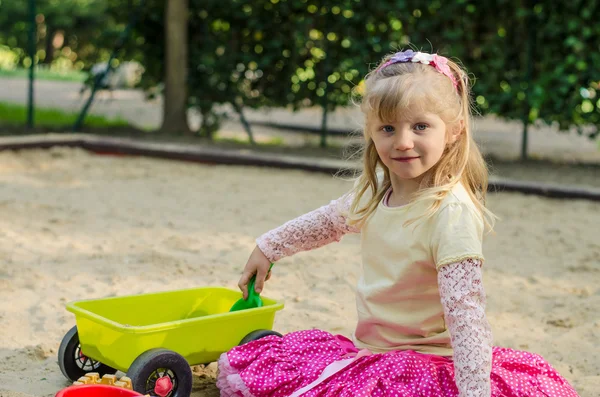 Mädchen auf Spielplatz — Stockfoto