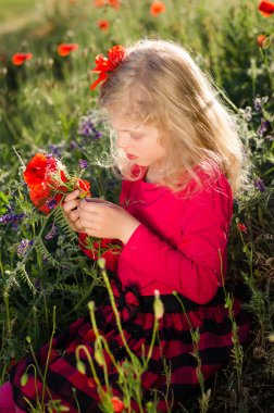 çiçek ile sarışın kız
