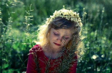 üzgün sarışın kız 