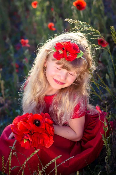 Menina loira com flores de papoula vermelha — Fotografia de Stock