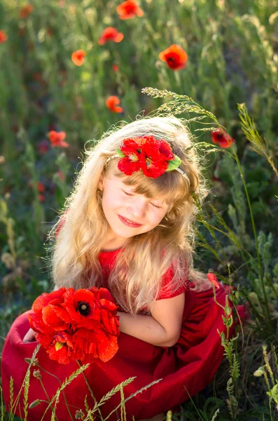 Menina loira com flores de papoula vermelha — Fotografia de Stock