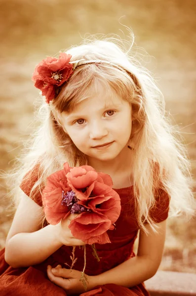 Menina loira bonita — Fotografia de Stock