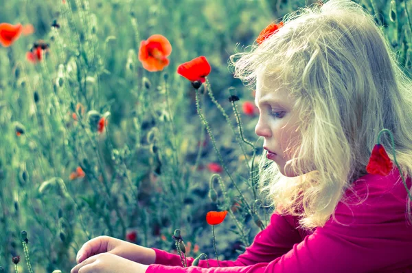 女孩在红色罂粟花草甸 — 图库照片