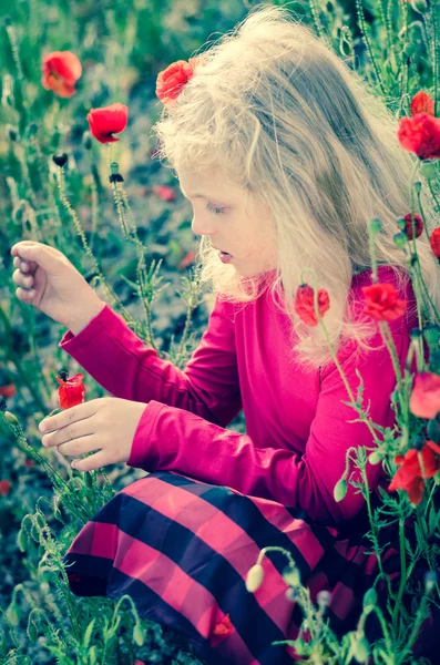 Menina loira com flores de papoula vermelha — Fotografia de Stock