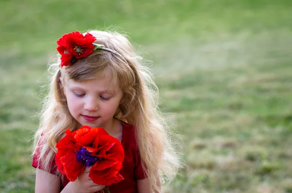 Девушка с красными цветами — стоковое фото