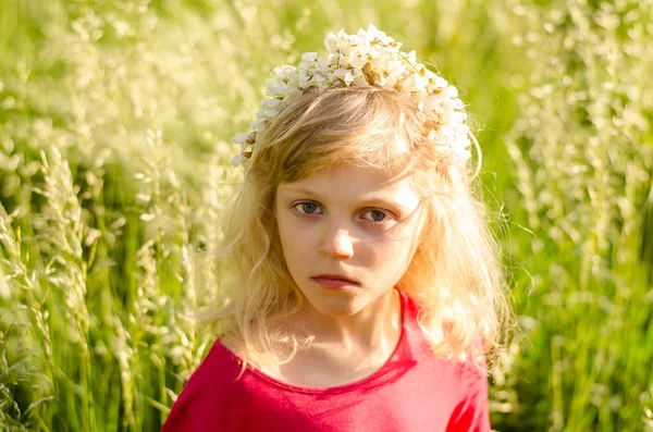 Prachtige blond meisje met grote ogen — Stockfoto