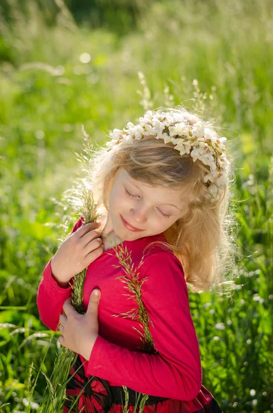 Adorabile ragazza con i capelli biondi e gli occhi chiusi — Foto Stock