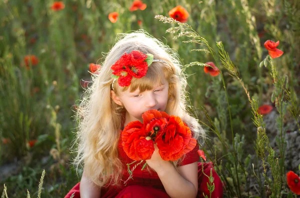 Bela criança loira com flores — Fotografia de Stock