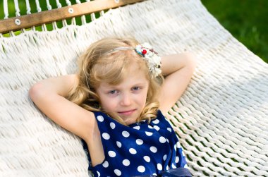 hamakta sarışın kız