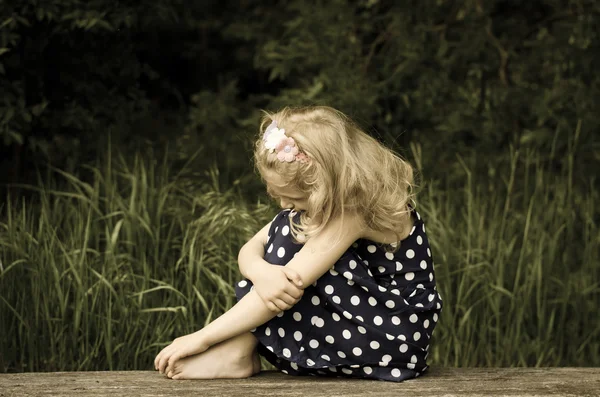 Girl sitting on bench — Stock Photo, Image