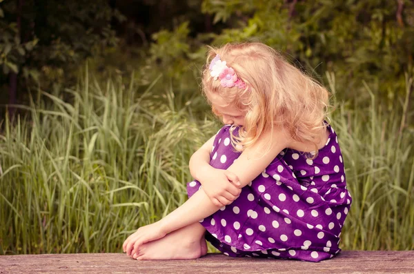 Girl sitting on bench — Stock Photo, Image