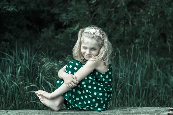 Bankta oturan ve gülümseyen kız — Stok fotoğraf