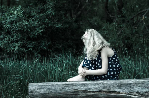 Meisje zitten en wachten — Stockfoto