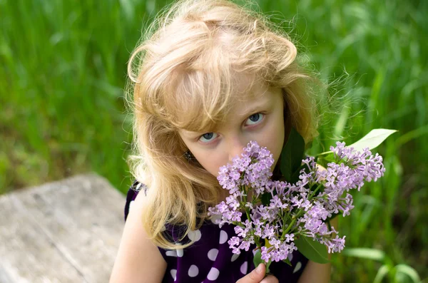 Menina loira com flor — Fotografia de Stock