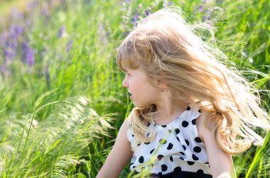 güzel sarışın kız saç üfleme