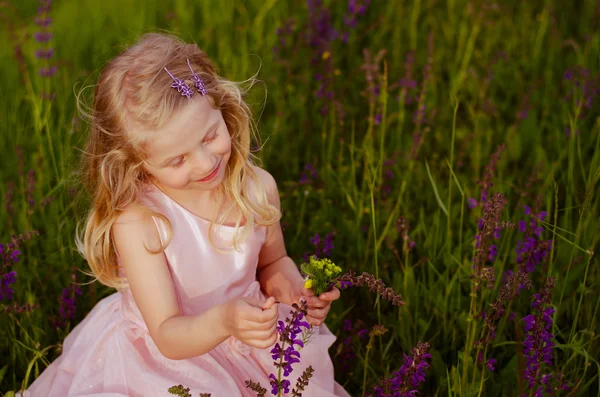 Blond girl in meadow — Stock Photo, Image