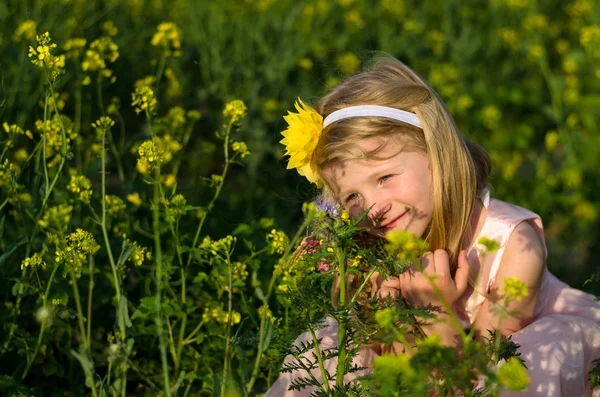 Entzückendes kleines Mädchen — Stockfoto