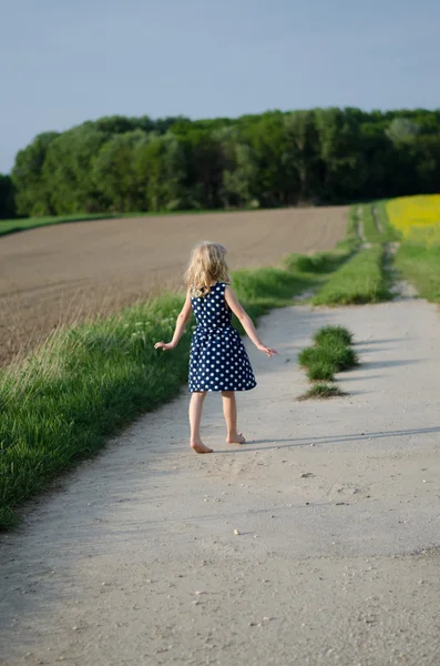 Menina acordando em campos — Fotografia de Stock