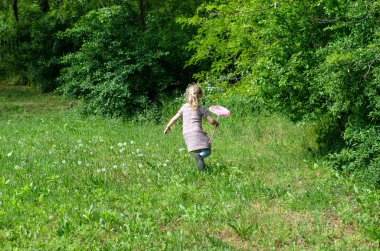 Kelebekler için net kızla