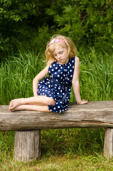 Kleines trauriges Mädchen träumt — Stockfoto