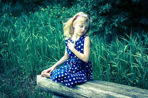 Liten blond älva i skogen — Stockfoto