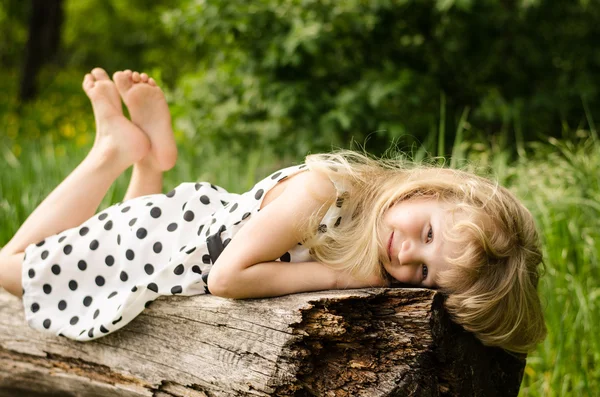 Entzückendes blondes Mädchen — Stockfoto