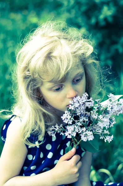 Menina bonita com flores — Fotografia de Stock