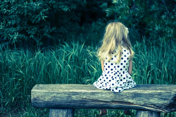 座っている子供と待っています。 — ストック写真