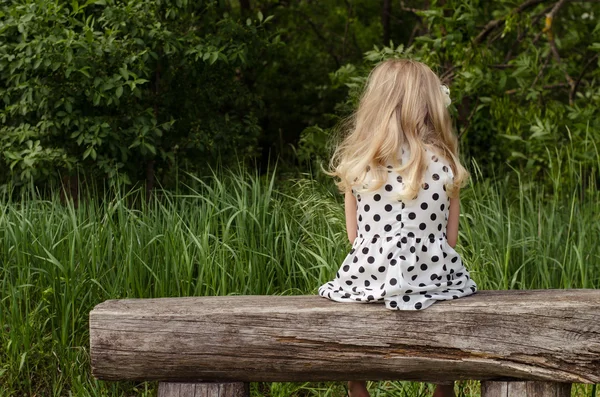 Lost blond girl sitting — Stock Photo, Image