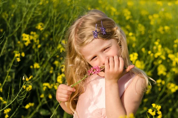 Menina loira bonita — Fotografia de Stock