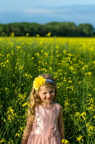 Girl in flower field — Stock Photo, Image